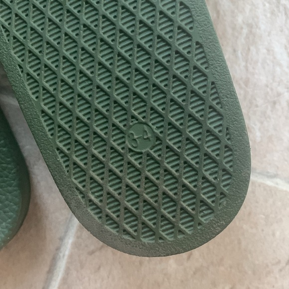 Old Navy Camo Slides, size 3/4 - Picture 2 of 2